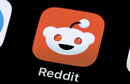 Крупнейший интернет-форум Reddit ужесточил доступ для борьбы с ИИ-ботами