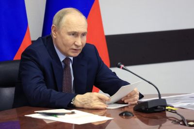 Путин поручил усилить ответственность губернаторов за медпомощь населению